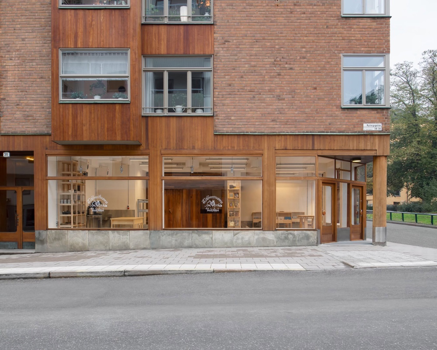 Klättermusens Verkstad på Nytorgsgatan 36, en butikslokal i trä och tegel med stora fönster.