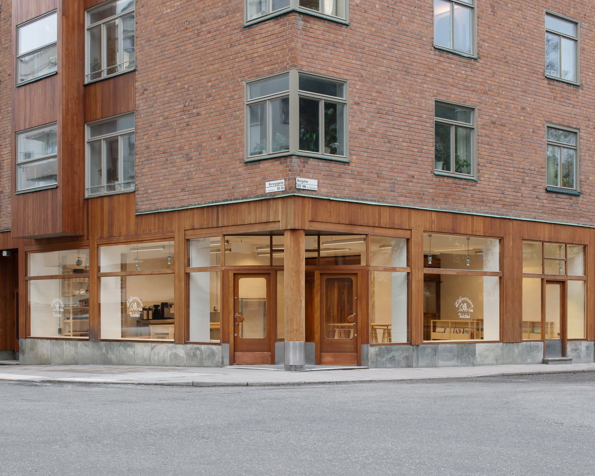 Klättermusens Verkstad på Nytorgsgatan 36, en butikslokal i trä och tegel med stora fönster.